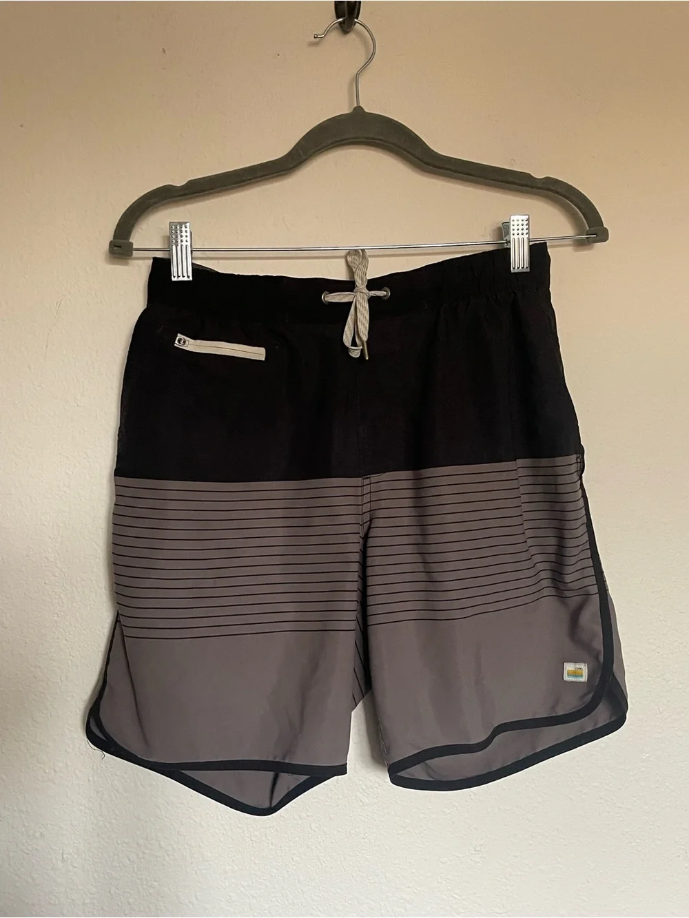 Vuori Black and Gray Striped Men’s Board Shorts Size Small